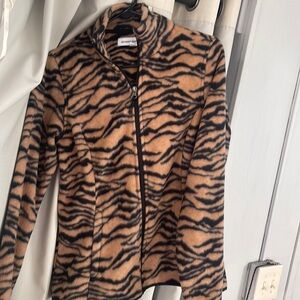 Women’s leopard top size medium 🦋
